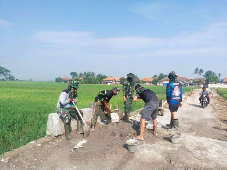 Satgas TMMD 114 Tigaraksa Bersama Warga Lepas Bekisting Pengerasan Coran