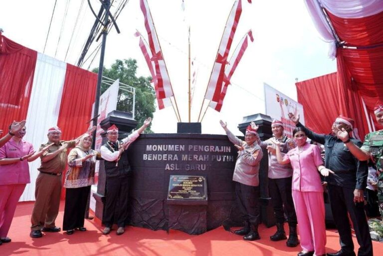 Gubernur Jawa Barat Resmikan Monumen Perajin Bendera Merah Putih Leles di Garut