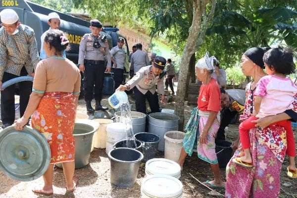 Kesulitan Air Bersih, Polres Lobar Distribusikan 5000 Liter Air Bersih di Dusun Tibu Lilin Lembar