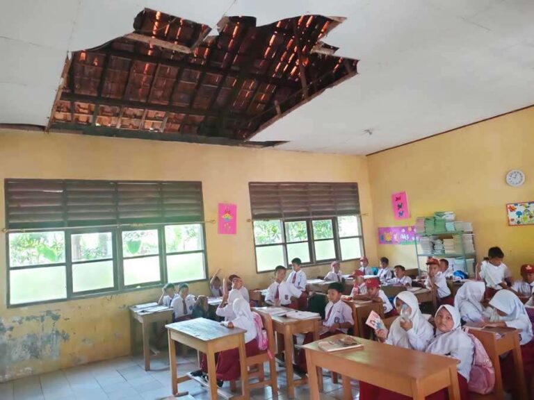 Disdik Kabupaten Tangerang, Provinsi Banten yang saat ini dipimpin oleh Syaifullah harus melihat kondisi SDN Bonisari Kabupaten Tangerang.