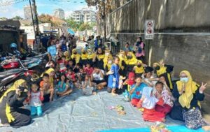 Bimba AIUEO Cipulir peduli terhadap psikologis korban kebakaran terutama anak-anak dengan memberikan trauma healing untuk membantu