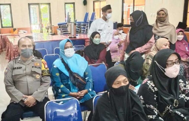 Binmas Polsek Pesanggrahan Polres Metro Jakarta Selatan memberikan pembinaan dan pengarahan terhadap para siswa SMAN 90 Jakarta,