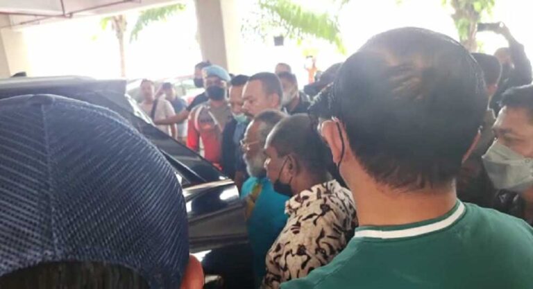 Bupati Mimika Eltinus Omaleng dijemput paksa Komisi Pemberantasan Korupsi (KPK) salah satu hotel di Jayapura, Papua Rabu, 7 September