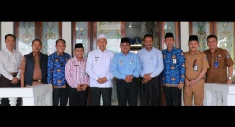 Bupati Tanjung Jabung Barat Drs. H. Anwar Sadat, sambut hangat kedatangan Bupati Pasaman Barat H. Hamsuardi di rumah dinas jabatan Bupati