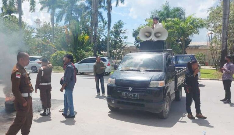 Oleh karena itu tuntutan kami mendesak Kejaksaan Negeri Kota Kendari untuk melakukan pemanggilan paksa terhadap Lily Sami dalam kasus
