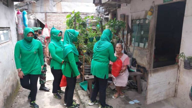 Persit KCK Ranting 06/Kramatjati, Giat Baksos Bagikan Sembako Kepada Kaum Dhuafa