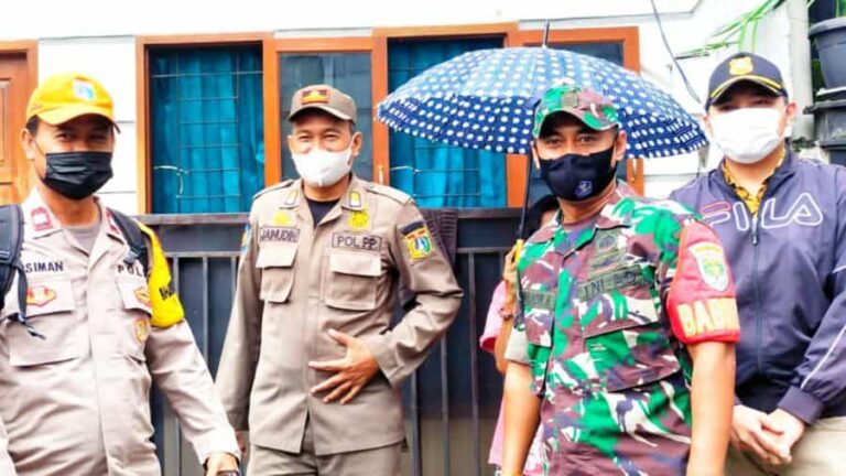 Babinsa Koramil 03/GP dan Tiga Pilar Kemanggisan Kompak Bantu Warga Terdampak Kebakaran