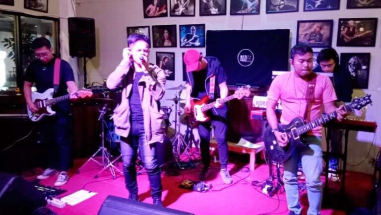 Penampilan Kasyara Band di Maxi Cafe Kemang, Sukses Curi Perhatian Penonton