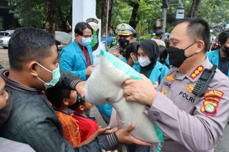 Humanis dan Peduli Polres Metro Jakarta Barat Bagikan 200 Paket Sembako