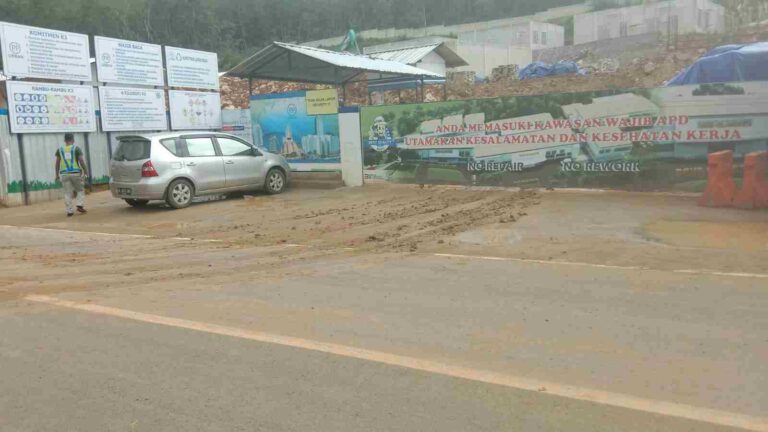 Awas, Jalan Depan RSUD Cilograng Licin Akibat Tanah Basah Campur Pasir
