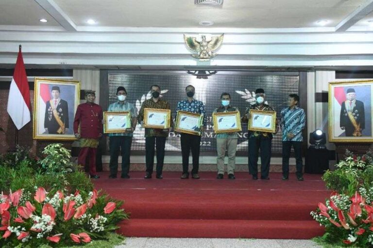 Pangdam IV/Diponegoro Terima Anugerah Jawa Pos Radar Semarang 2022