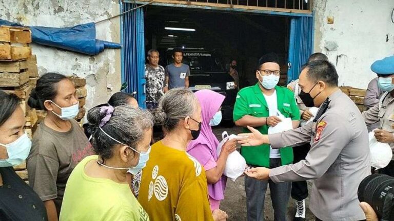 Peduli Sesama Polres Metro Jakarta Barat Gelar Baksos di Tambora