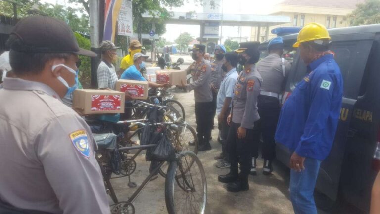 Polsek Sunda Kelapa Menyalurkan Bantuan Paket Sembako 