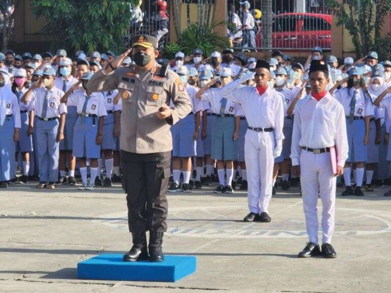 Kapolres Manokwari Jadi Irup di SMA Negeri 1, Ini Pesannya