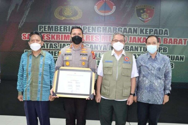 Satreskrimsus Polres Metro Jakarta Barat Terima Penghargaan Dari BNPB