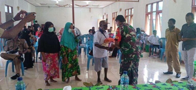 Koramil Aimas Gelar Sosialisasi Pencegahan Covid-19 Dilanjutkan Pembagian Sembako