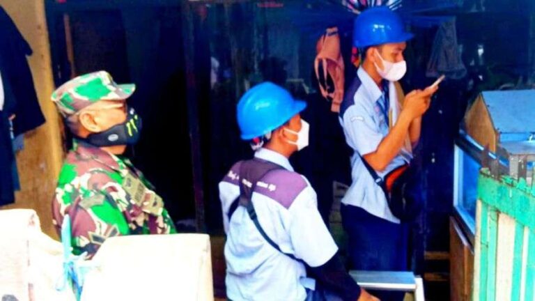 Babinsa Koramil 03/GP dan Tiga Pilar Bantu Pengamanan Operasi Penertiban Aliran Listrik