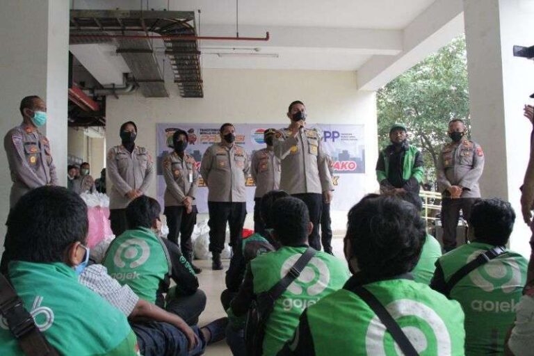 Polres Jakarta Barat Berkolaborasi Dengan Indosiar dan SCTV Bagikan Paket Sembako
