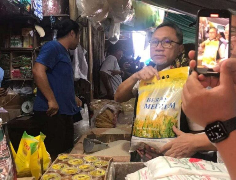 Mendag Zulkifli Tinjau Pasar Cik Puan Kota Pekanbaru