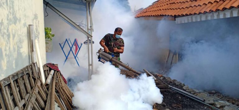 Peduli Kesehatan, Tuud Kodim 0505/JT Lakukan Fogging