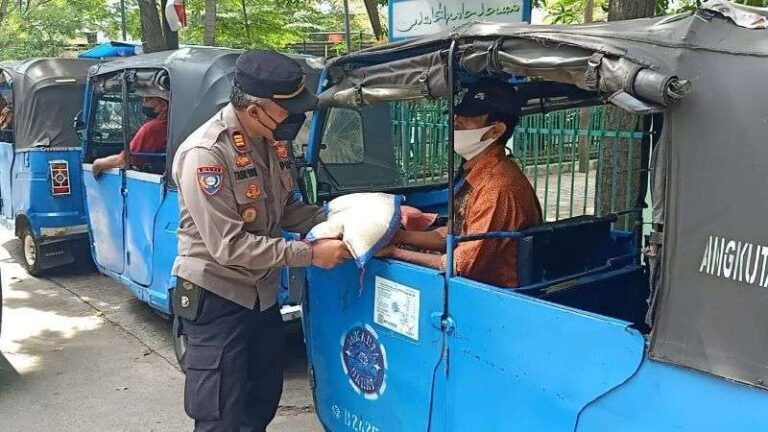 Polsek Tanjung Duren Bagikan Beras ke Pengemudi Bajaj
