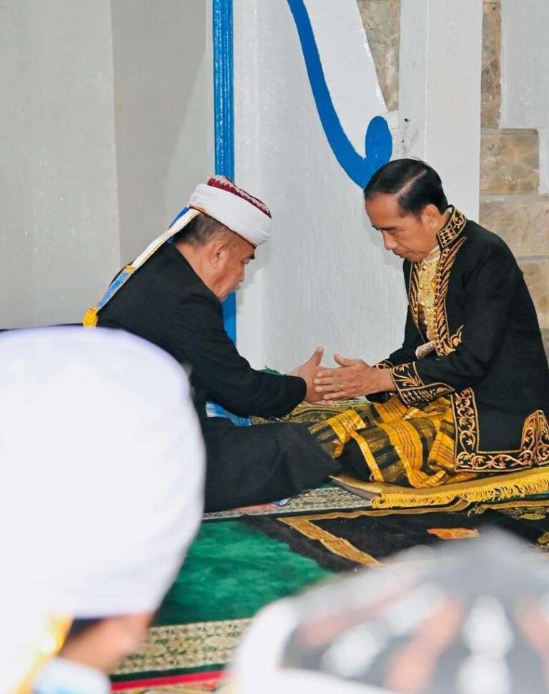 Awali Kunker, Presiden Jokowi Ikuti Prosesi Penyematan Gelar Kesultanan Buton
