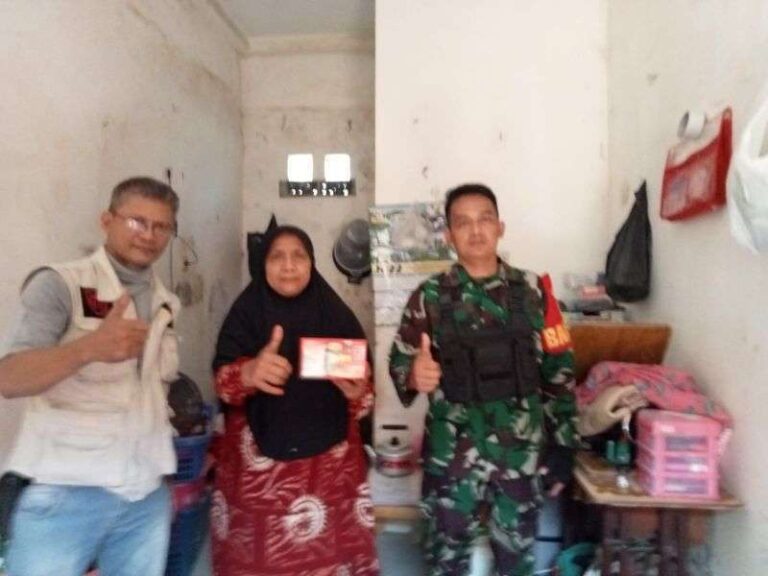 Babinsa Jatinegara Bersama Vendor Kominfo Salurkan Bantuan Set Top Box