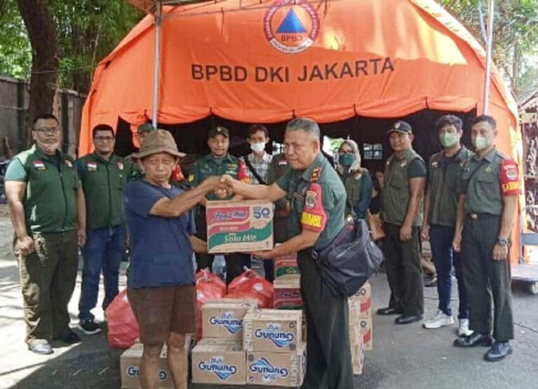 Koramil 04 Kebayoran Lama Distrik Militer 0504 Jakarta Selatan menyalurkan bantuan ratusan kardus mie instant dan air mineral serta makanan