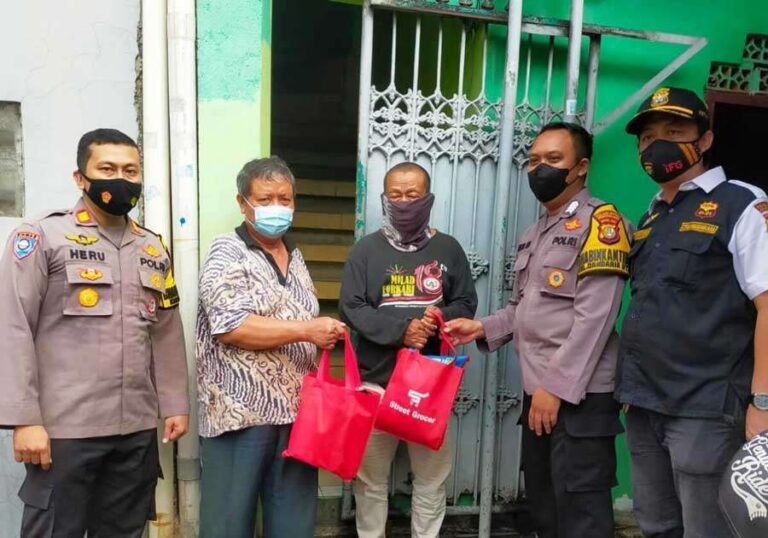 Lewat Polri Peduli, Kepolisian Sektor Metro Kebayoran Baru Polres Metro Jakarta Selatan bagikan paket sembako kepada warganya, ojeg online