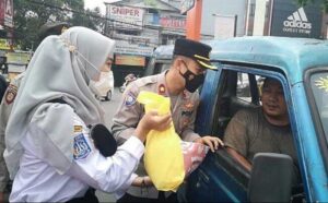 Polsek Cilandak Polres Metro Jakarta Selatan bersama dengan Mahasiswa Ibnu Khaldun dengan tema “Polri Peduli” melaksanakan Bakti Sosial