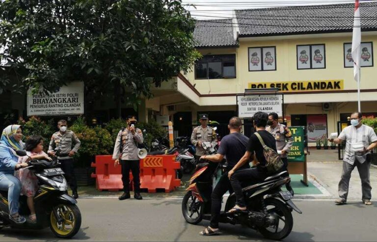 Kegiatan Jumat Berkah merupakan salah satu kegiatan rutin yang dilakukan Kepolisian Sektor Cilandak Polres Metro Jakarta Selatan, kegiatan