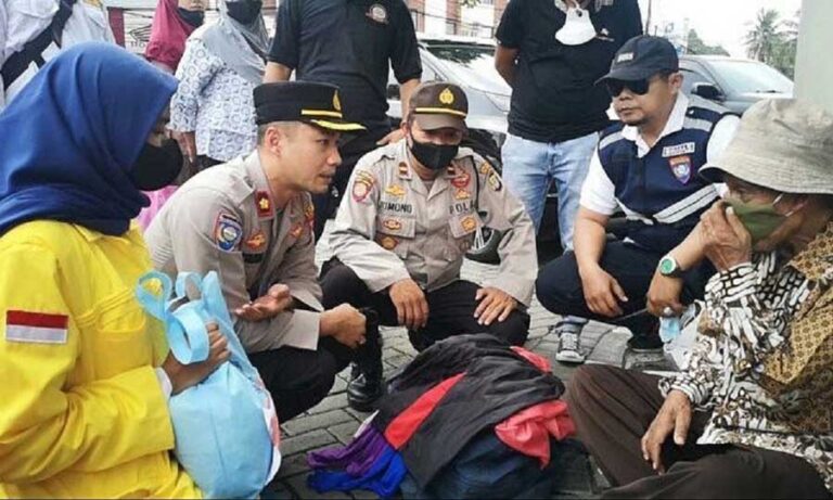 Polsek Cilandak Polres Metro Jakarta Selatan bersama dengan Mahasiswa Ibnu Khaldun dengan tema “Polri Peduli” melaksanakan Bakti Sosial