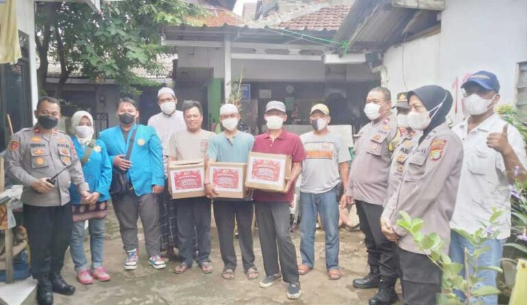 Polsek Kebayoran Lama melaksanakan kegiatan pembagian ratusan paket sembako kepada masyarakat terdampak kenaikan harga BBM