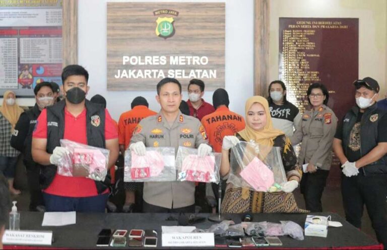 Kepolisian Resor Metro Jakarta Selatan membongkar praktek prostitusi online yang mempekerjakan anak di bawah umur di sebuah hotel kawasan