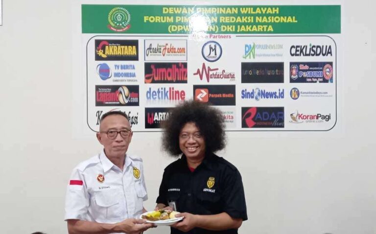 Pengacara nyentrik berjiwa rocker Puguh T, S.T.,S.H merasa senang bukan kepalang, pasalnya kantor hukum Puguh Kribo yang digawanginya, kini