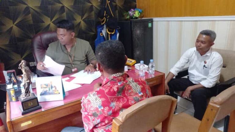 Kejaksaan Negeri Nabire menerima tersangka perkara Tindak Pidana Korupsi yang diserahkan Penyidik Unit Tipidkor Sat Reskrim Polres Nabire