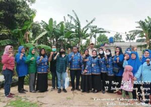 Kelompok wanita yang tergabung dalam Tim Penggerak PKK Kelurahan Cipulir yang dipimpin oleh Ibu Lurah, Supriyatin Rahman bercocok tanam di