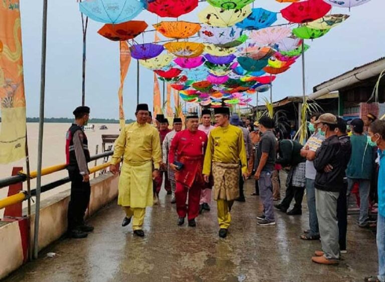 Wakil Bupati Tanjab Barat H. Hairan, menghadiri puncak Kenduri Lawang Swarnabhumi di Kelurahan Kampung Laut Kecamatan Kuala Jambi