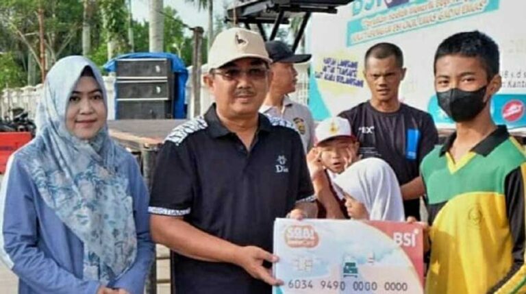 Bupati Kabupaten Tanjung Jabung Barat (Tanjabbar) Drs. H. Anwar Sadat, menghadiri sekaligus serahkan secara simbolis Buku Tabungan BSI