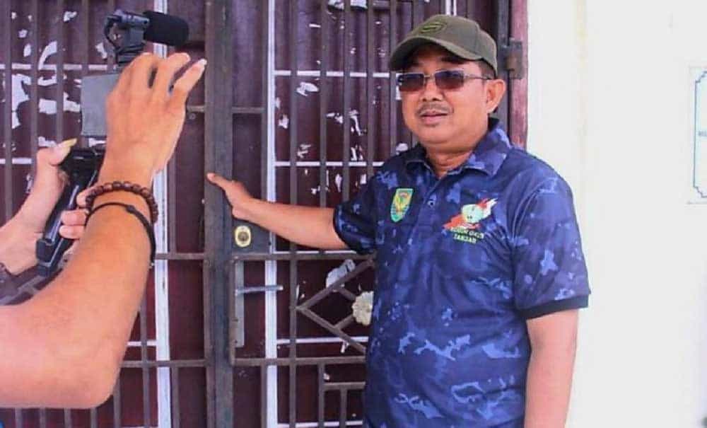 Bupati Tanjung Jabung Barat (Tanjabbar) Drs H. Anwar Sadat melakukan inspeksi mendadak (Sidak) di beberapa Kantor Kelurahan yang ada
