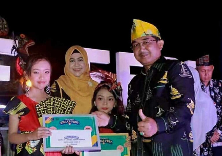 Menghadiri sekaligus menutup secara resmi kegiatan Ekraf Fest Tanjabbar 2022 yang diselenggarakan di Alun-Alun Kota Kualatungkal, Bupati