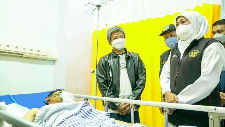 Gubernur Jawa Timur Khofifah bergerak cepat setelah insiden yang terjadi pasca laga Arema FC Vs Persebaya di Stadion Kanjuruhan