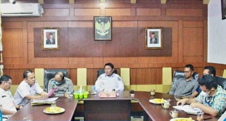Wakil Bupati Tanjung Jabung Barat (Tanjabbar) H. Hairan, memimpin langsung rapat terkait pemberian kompensasi bagi warga sekitar jembatan
