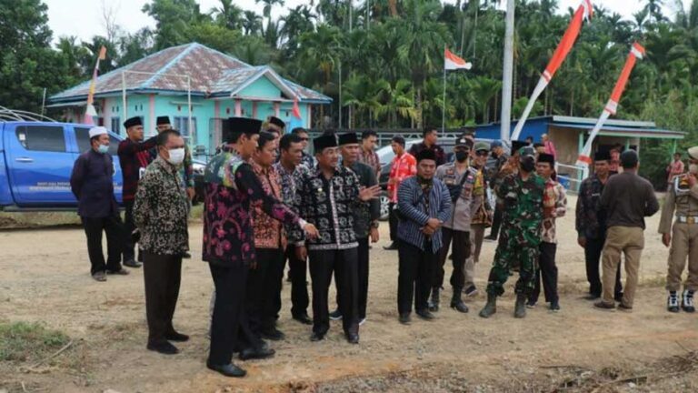 Bupati Tanjung Jabung Barat Drs. H. Anwar Sadat, tinjau lokasi persiapan MTQ Tingkat Kabupaten ke-50 di Desa Suak Labu, Kecamatan Kuala