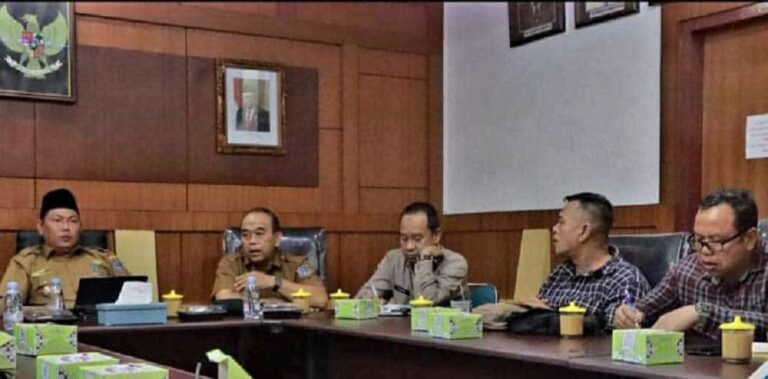 Menindak lanjuti hasil peninjauan kondisi jalan dan jembatan Sungai Asam dan Jembatan Sungai Beluru yang berada di Desa Lubuk Bernai