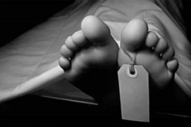 Terus menguak misteri dan melakukan olah TKP di kediaman 4 orang anggota keluarga yang ditemukan tewas di Kalideres, Jakarta Barat.