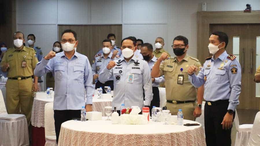 Kepala Kantor Imigrasi Kelas I Khusus Non TPI Jakarta Barat bersama Disdukcapil DKI Jakarta  melakukan Penandatanganan Surat Keputusan Surat Bersama