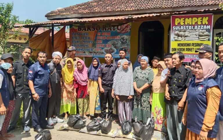 HUT LPKNI ke-6 tahun bertajuk “Konsumen Cerdas Dapat Menjadi Power Memulihkan Ekonomi” ini sebelum membagikan paket sembako langsung