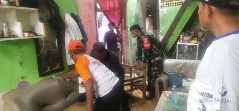 Program Babinsa Masuk Dapur, Koramil 08/Duren Sawit Bedah Rumah Warga