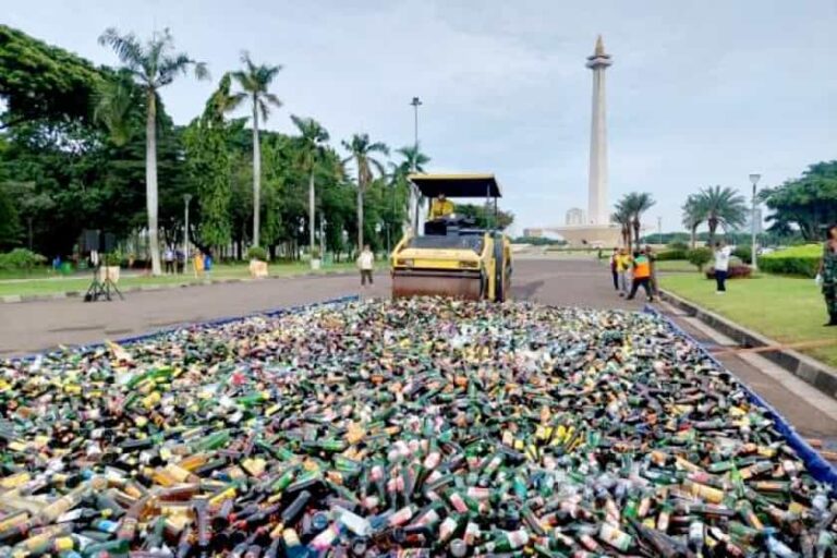 Pemprov DKI Musnahkan 14.447 Botol Miras Tak Berizin
